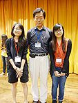 吳大猷科學營: 中大心理學系同學呂穎芯(右)和岑樂知(左)與台灣天文學家孫維新教授合照
